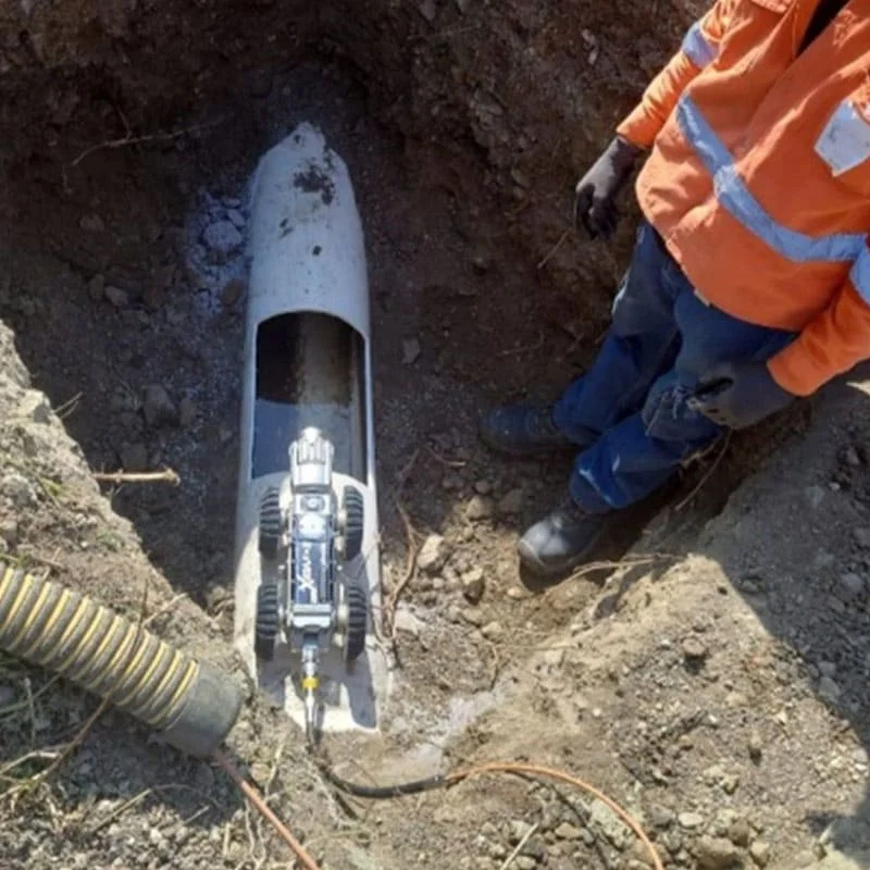Inspección robótica de tubería Robot de inspección CCTV Pacific Group ingresando a una tubería de alcantarillado excavada