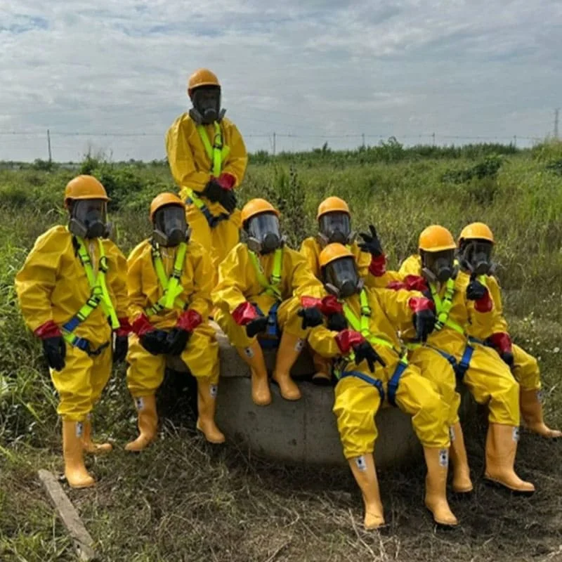 Seguridad en espacios confinados Equipo Pacific Group con trajes y equipos de protección para trabajo en espacios confinados de alcantarillado
