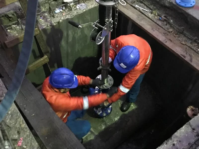 Cuadrilla de Pacific Group ejecutando detección de fugas en una cámara de acueducto
