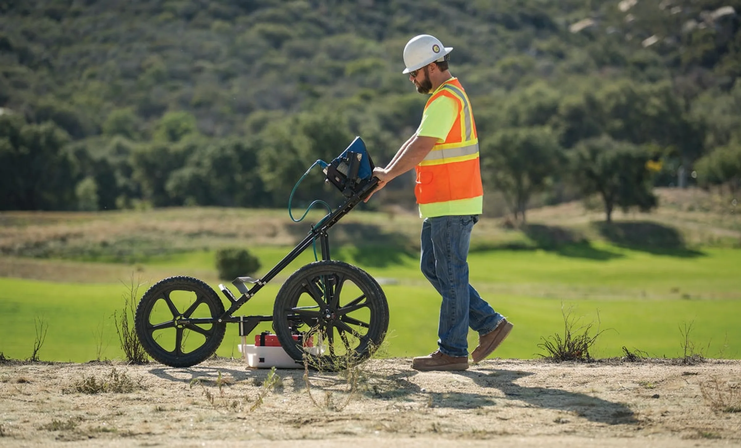 Operario de Pacific Group realizando mapeo subterráneo con georradar (GPR) para detección de redes en Colombia