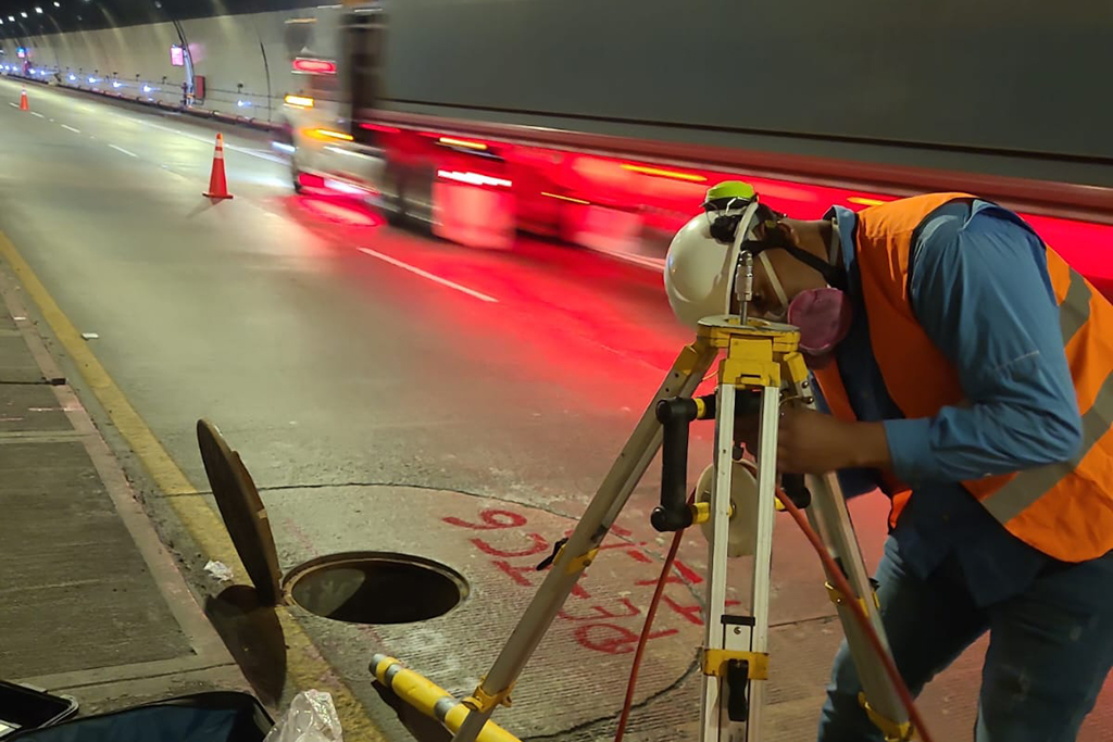 Operario de Pacific Group realizando inspección de redes de alcantarillado con equipos especializados en infraestructura subterránea