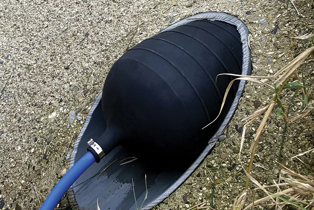 Tapón obturador neumático instalado en tubería para control de flujo en redes de alcantarillado — Pacific Group Colombia