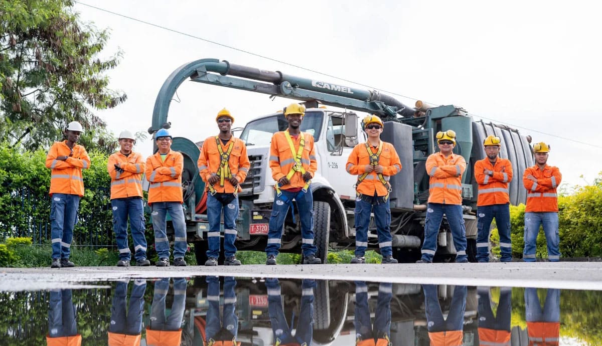 Equipo técnico de Pacific Group junto a camión Vactor Camel para obras de infraestructura subterránea en Colombia Equipo técnico de Pacific Group junto a camión Vactor Camel para obras de infraestructura subterránea en Colombia