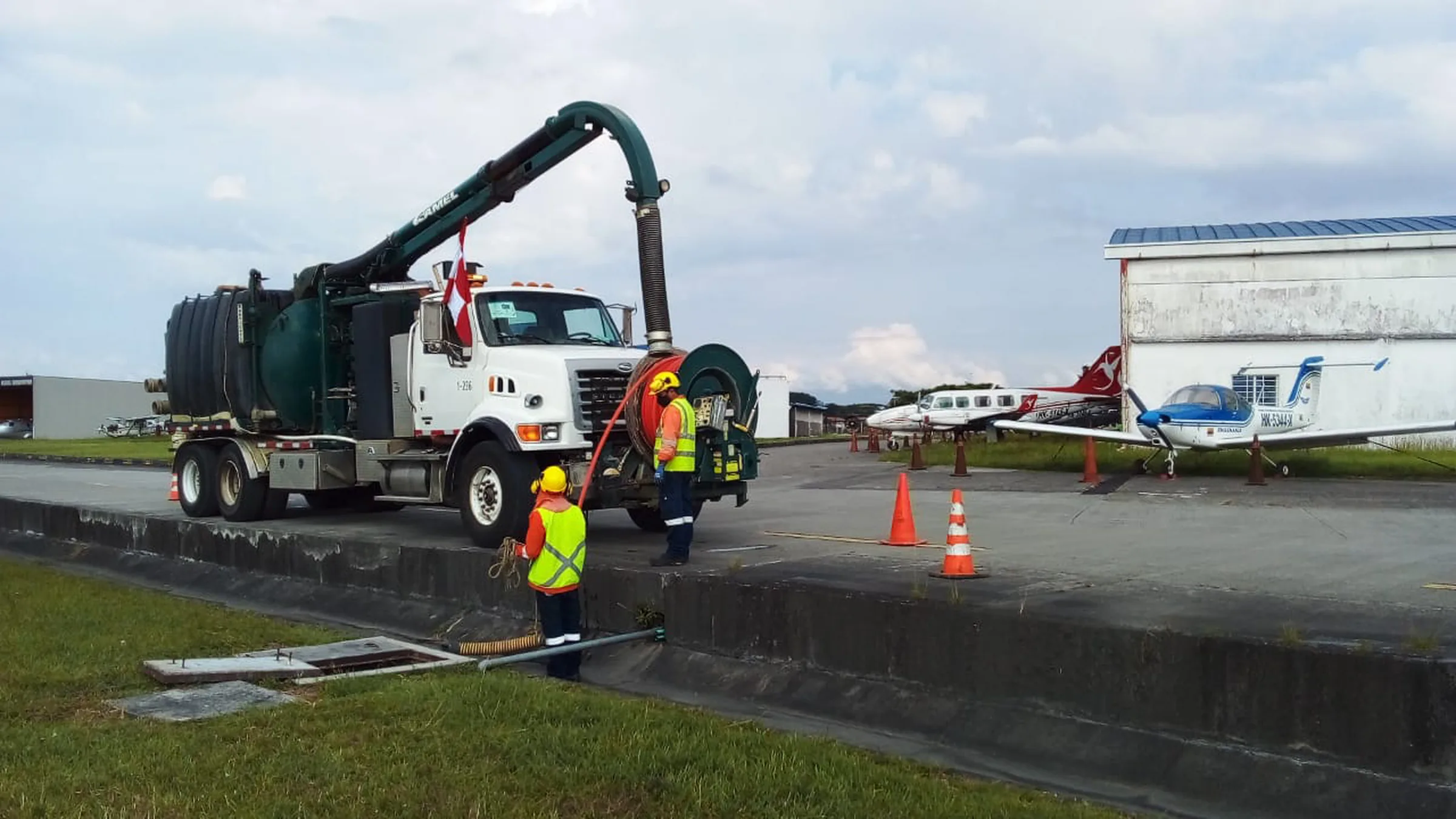 Cuadrilla de Pacific Group operando camión hidrosuccionador (vactor) para limpieza de red de alcantarillado en Colombia