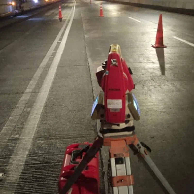 Topografía nocturna en túnel vial Estación total y equipo topográfico Pacific Group en operación nocturna dentro de un túnel vial