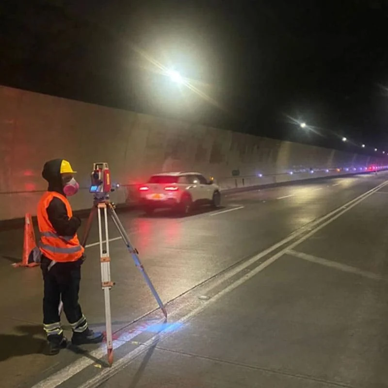 Levantamiento topográfico en túnel Topógrafo de Pacific Group realizando levantamiento topográfico nocturno en un túnel vial en Colombia