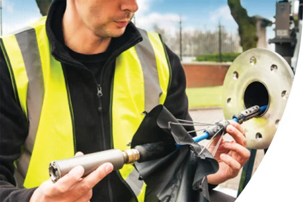 Técnico realizando inspección y mantenimiento interno de tuberías con equipo especializado para diagnóstico de redes hidráulicas y sistemas industriales.
