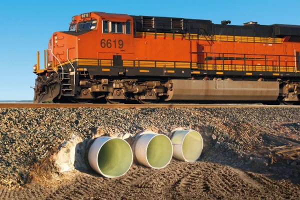 Instalación de tuberías de drenaje y obras de infraestructura hidráulica bajo vía ferroviaria para manejo de aguas y rehabilitación de redes subterráneas.