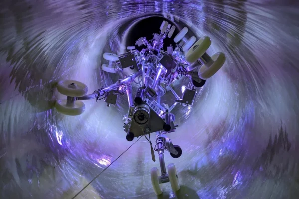Robot de inspección CCTV realizando diagnóstico interno de tuberías para evaluación estructural y mantenimiento de redes de alcantarillado e infraestructura hidráulica.