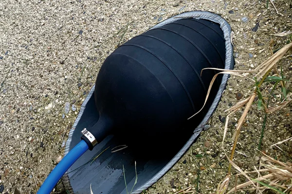 Tapón neumático para sellado y pruebas en tuberías subterráneas utilizado en mantenimiento de redes hidráulicas y alcantarillado.